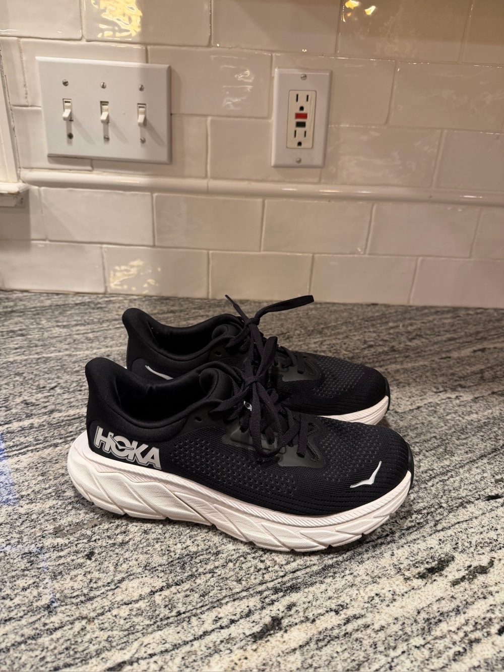 Women’s Hoka Arahi 7 Size 6